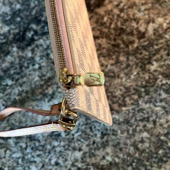 Louis Vuitton GM Neverfull Pouch - Picture 5 of 11